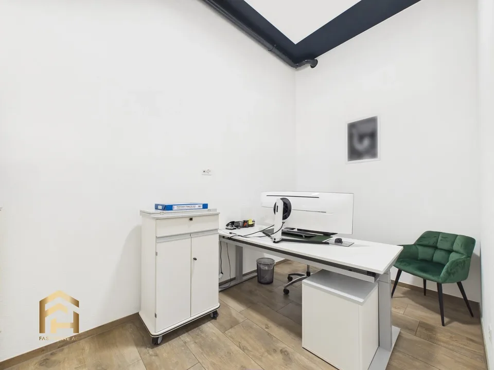 Uffici moderni e luminosi a Gampel con parcheggi privati