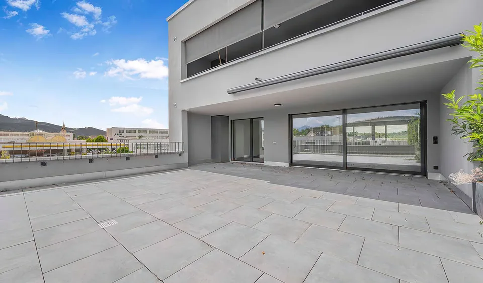 Moderne Praxis im Erstbezug mit Terrasse & Pilatusblick