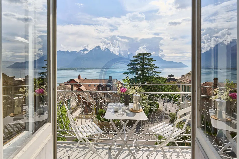 PRÄCHTIGES 7,5-ZIMMER-WOHNUNG MIT SEEBLICK