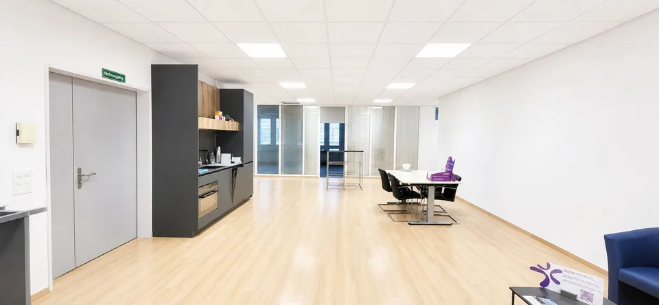 Bureau d'angle lumineux avec kitchenette - Disponible à partir du 01.06.2027 !