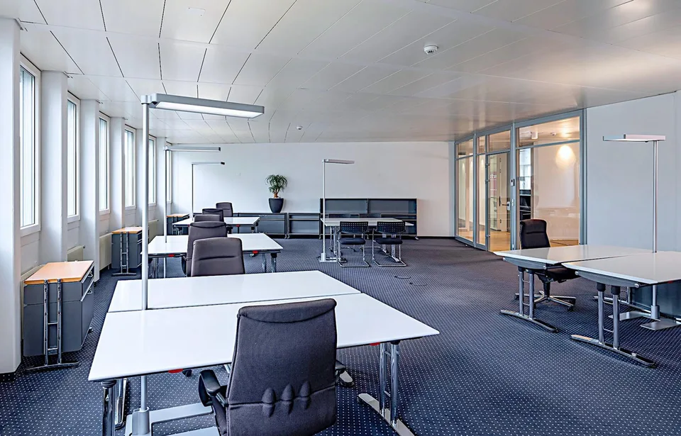 Bureaux attrayants et lumineux dans un emplacement privilégié au bord du lac et de la gare