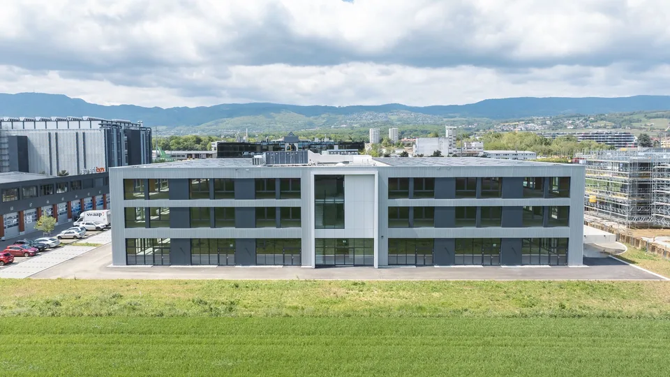Neu in Gland – Grosses Geschäfts- und Industrieareal / 1'200m2