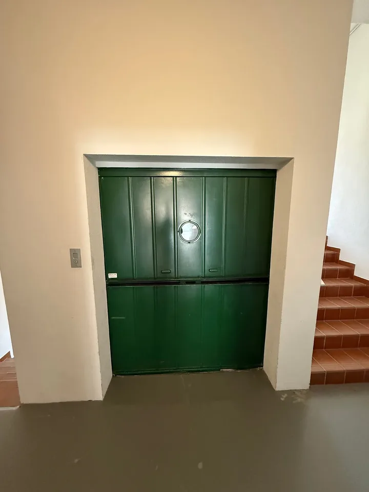 Mendrisio wir vermieten ein grosses Gewerbe-/Handwerksgebäude mit Restaurant