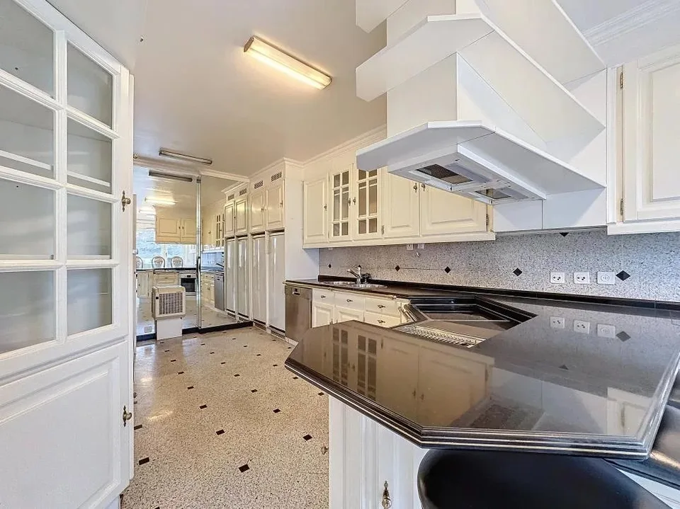 Spacious duplex in quiet tree-lined residence