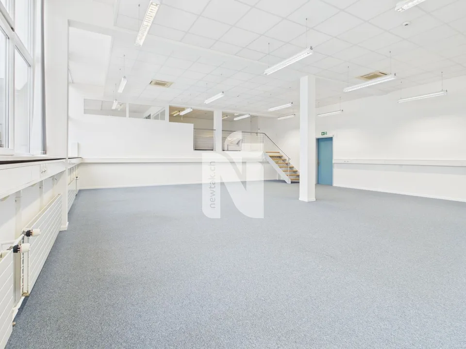 Vielseitige Gewerbefläche, klimatisiert mit Galerie und Loft-Charakter