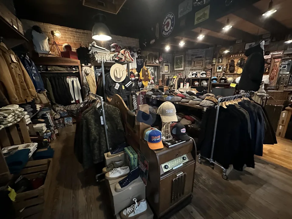 KLEIDUNGSGESCHÄFT IN EAUX-VIVES