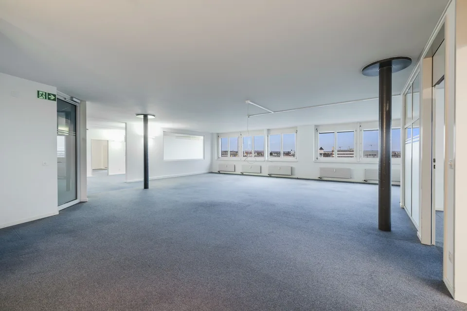 Bureaux prêts à emménager avec vue de rêve - travailler directement sur le Rhin