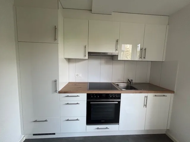 Bel appartement lumineux de 2 pièces dans un endroit calme avec balcon couvert