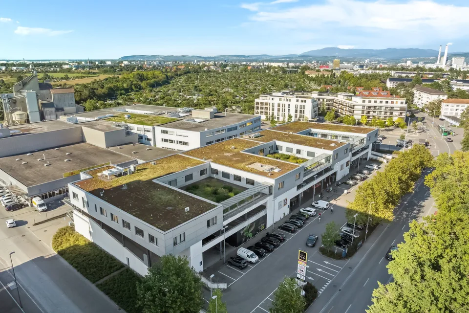 Arbeiten mit Ausblick: Büro mit grosser Terrasse und Parkplätzen