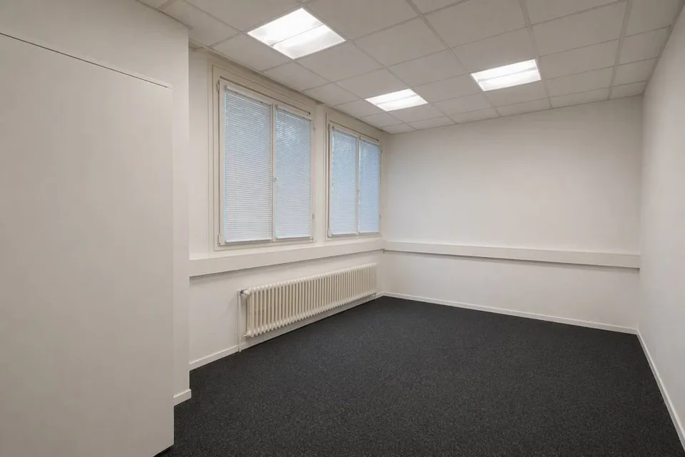 Offices 110m2 on the ground floor, Eaux Vives district