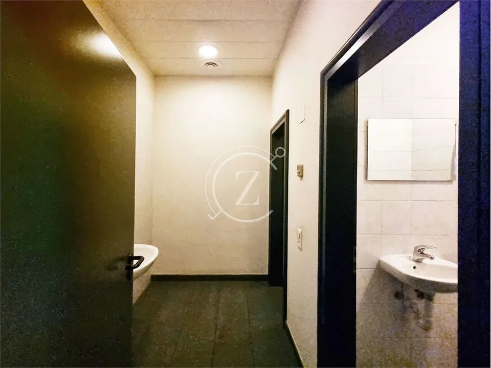 Wir vermieten ein großes Büro oder Geschäftslokal