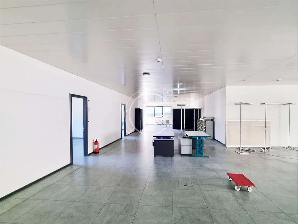 Wir vermieten ein großes Büro oder Geschäftslokal