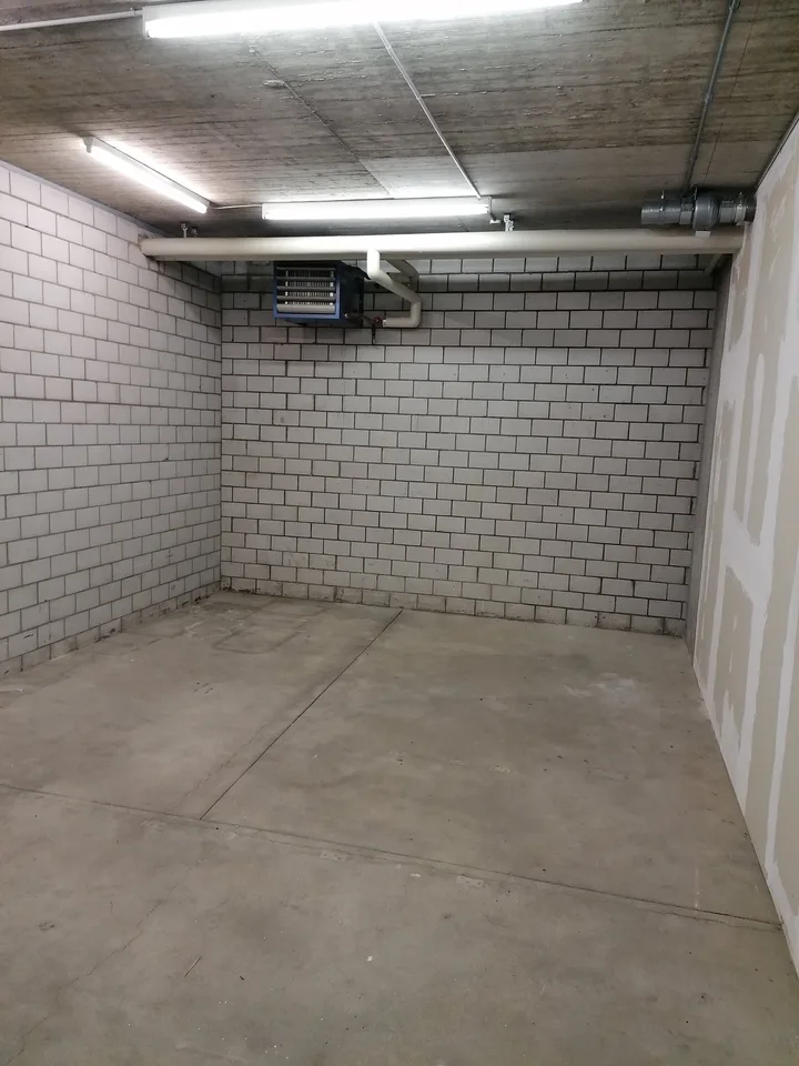 Grande surface de stockage avec deux pièces et accès à un grand ascenseur à marchandises