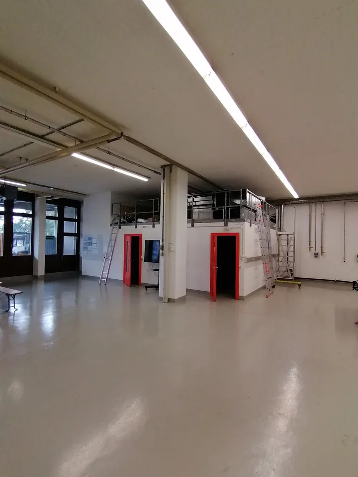 Espace commercial/industriel partiellement développé au rez-de-chaussée, dans le meilleur emplacement