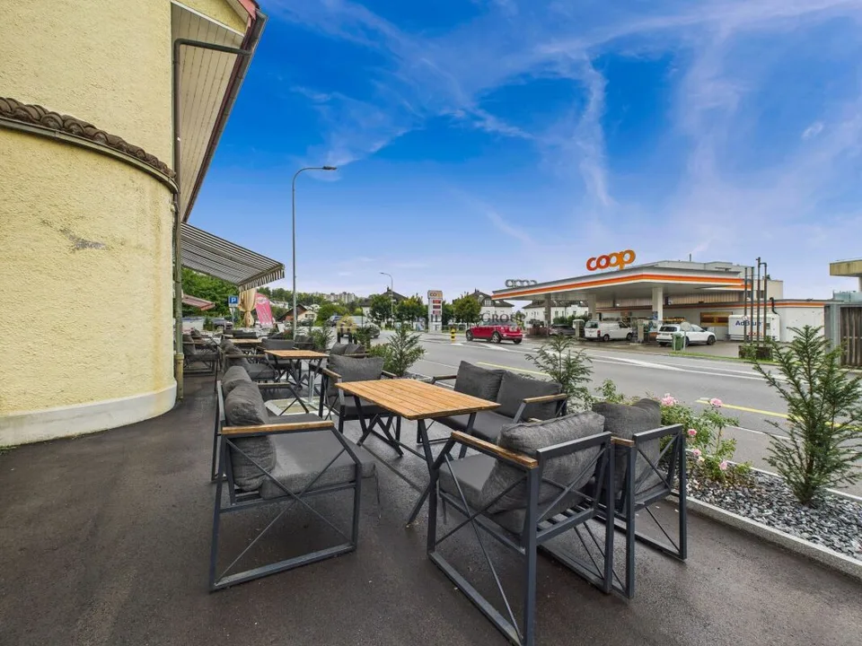 Emplacement gastro attrayant avec grande terrasse et TOP aménagement!