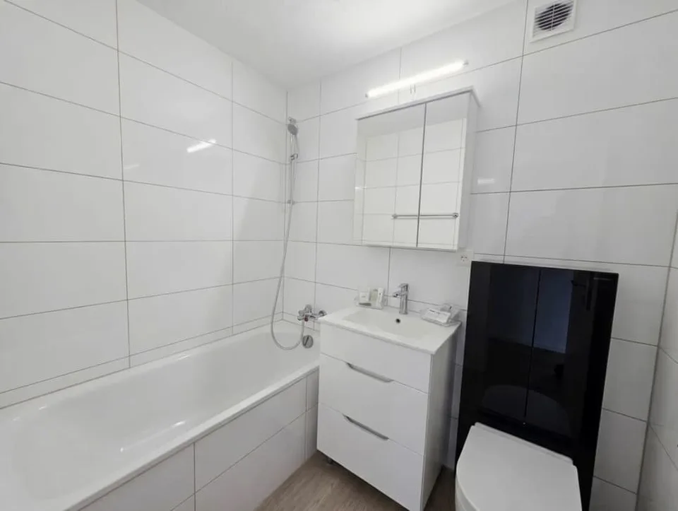 1. Miete gratis! Wunderschöne 2,5-Zimmer-Wohnung, komplett renoviert mit privatem Balkon