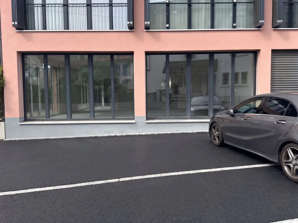 Spazio commerciale versatile con visibilità a Frenkendorf in affitto
