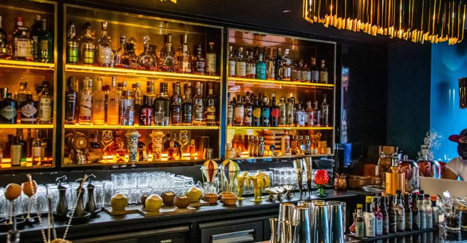 MAGNIFIQUE BAR HYPER CENTRE - QUARTIER D'AFFAIRES