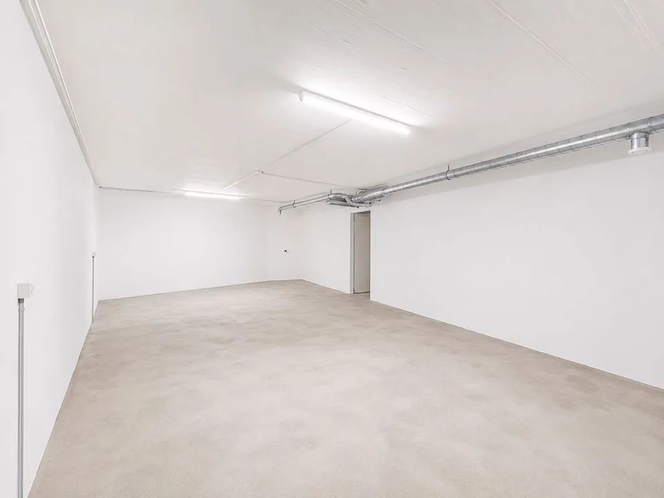 Spazio di stoccaggio come rivista con bagno in una posizione centrale a Stetten in affitto!