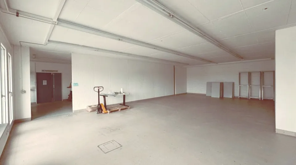 Spazio Commerciale e di Stoccaggio (147 m²) con Consegna a Livello del Suolo e Grande Ascensore per Merci