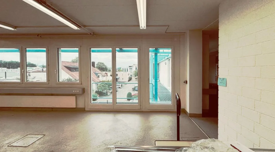 Spazio Commerciale e di Stoccaggio (147 m²) con Consegna a Livello del Suolo e Grande Ascensore per Merci