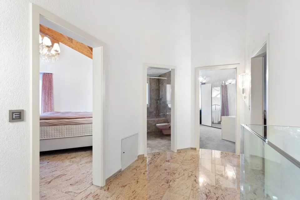 Ampia casa unifamiliare con giardino, galleria e area benessere – foto 13 di 13