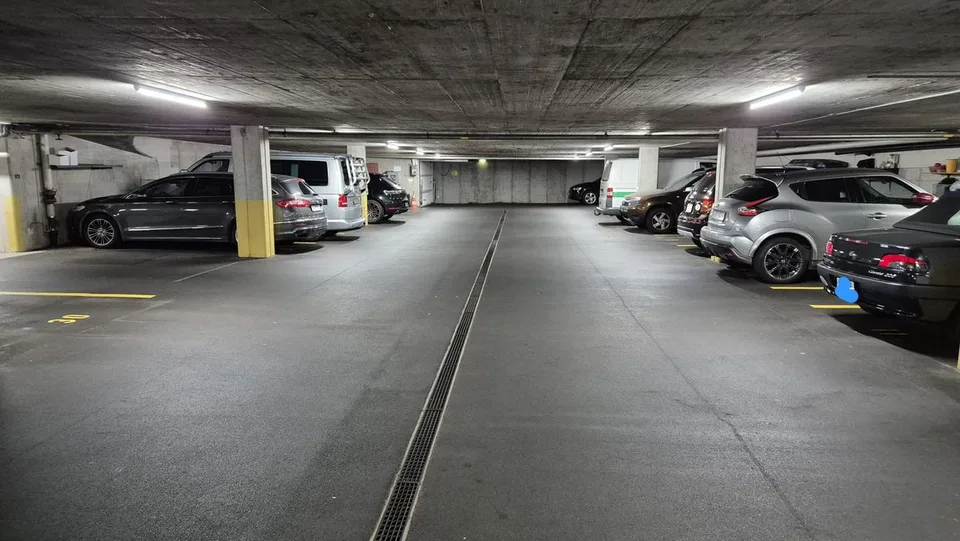 Place de parking près de la gare de Baden à louer