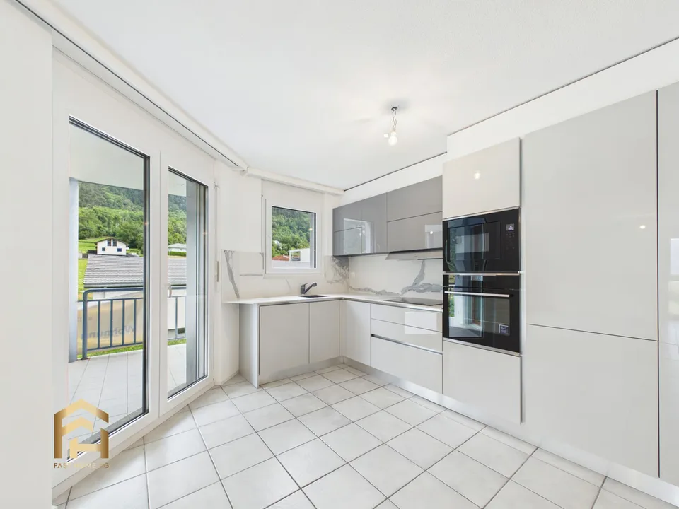 Helle 4.5 ZWG mit grossem Balkon, Bergblick und Garten
