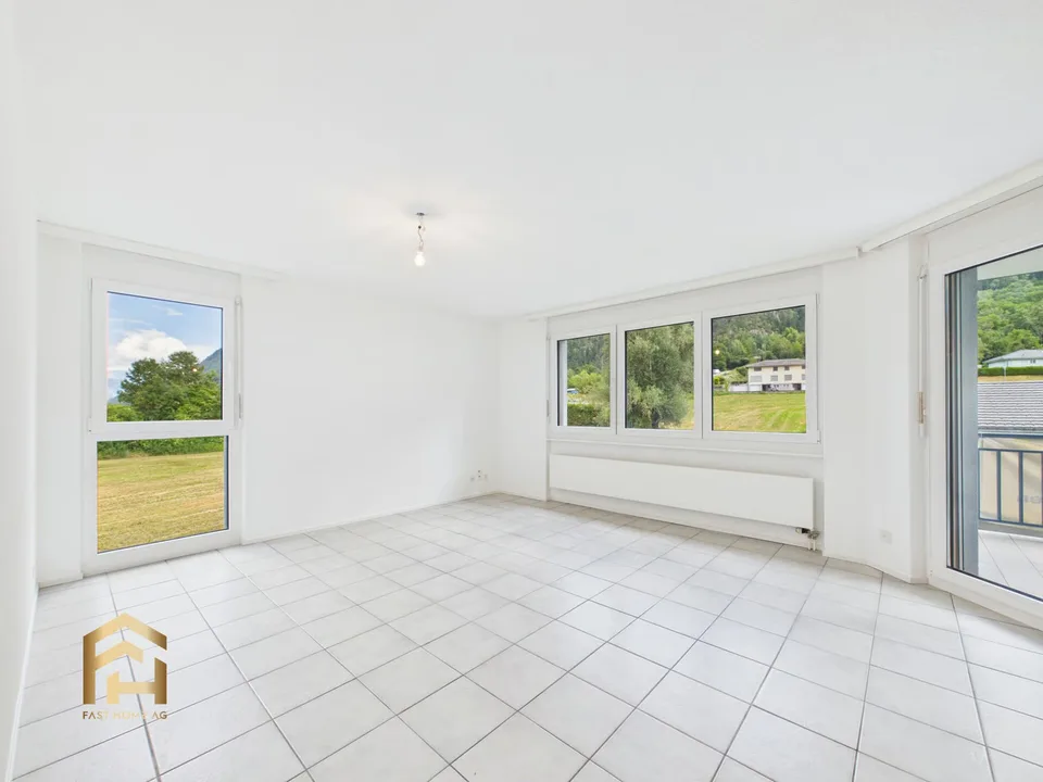 Helle 4.5 ZWG mit grossem Balkon, Bergblick und Garten