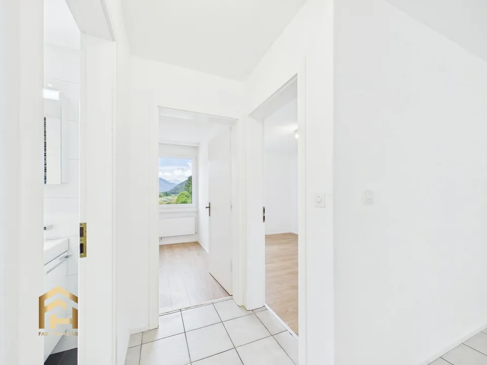 Helle 4.5 ZWG mit grossem Balkon, Bergblick und Garten