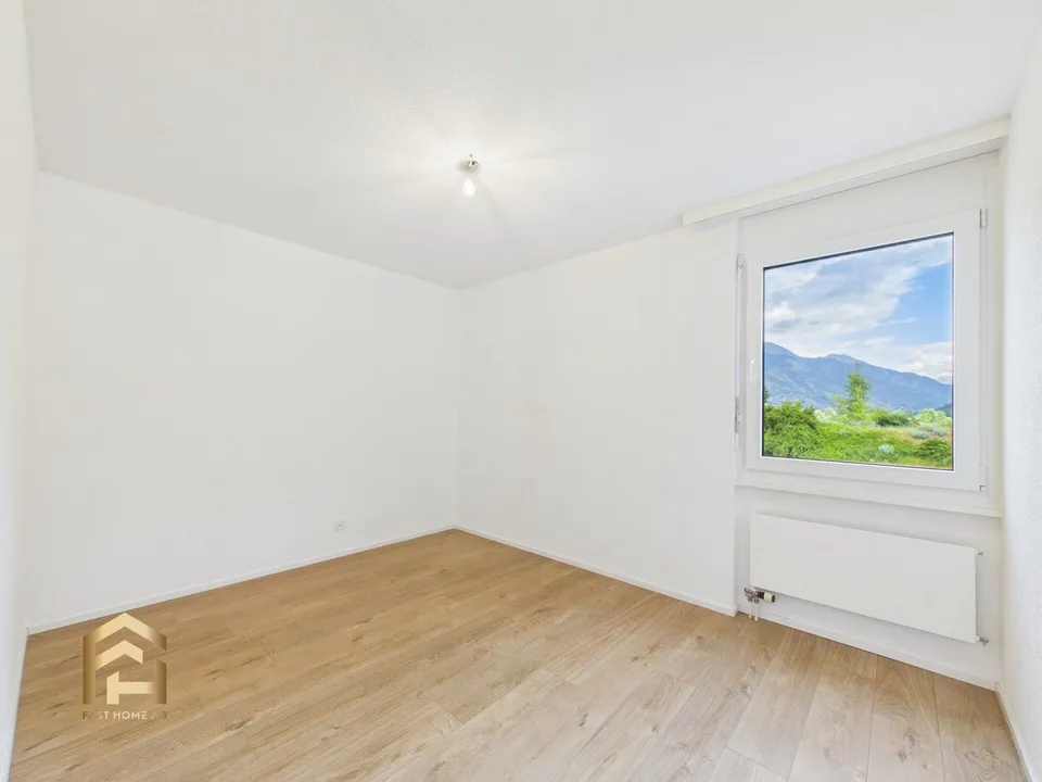 Helle 4.5 ZWG mit grossem Balkon, Bergblick und Garten