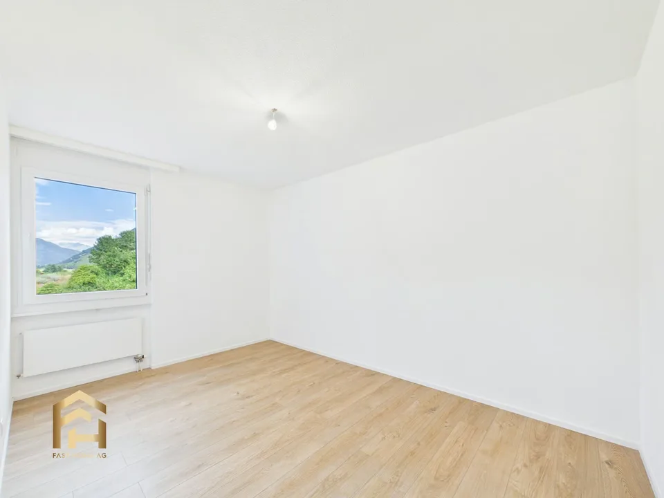 Helle 4.5 ZWG mit grossem Balkon, Bergblick und Garten