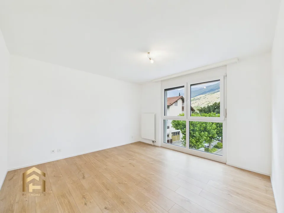 Helle 4.5 ZWG mit grossem Balkon, Bergblick und Garten