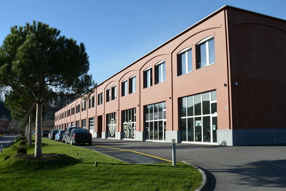 Laboratorio/Magazzino 500m2 a Puidoux - Vicino all'Autostrada