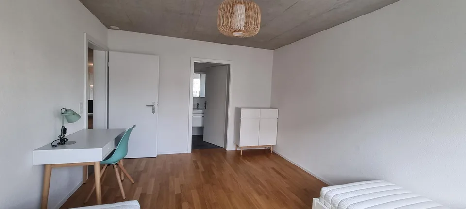 möbliertes WG-Zimmer mit eigenem Bad / chambre meublée en colocation