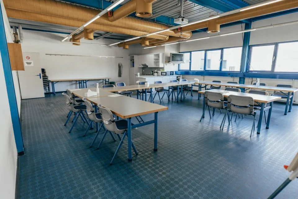 Zu vermieten: Flexible Gewerbefläche im 1. OG mit viel Tageslicht und Lift