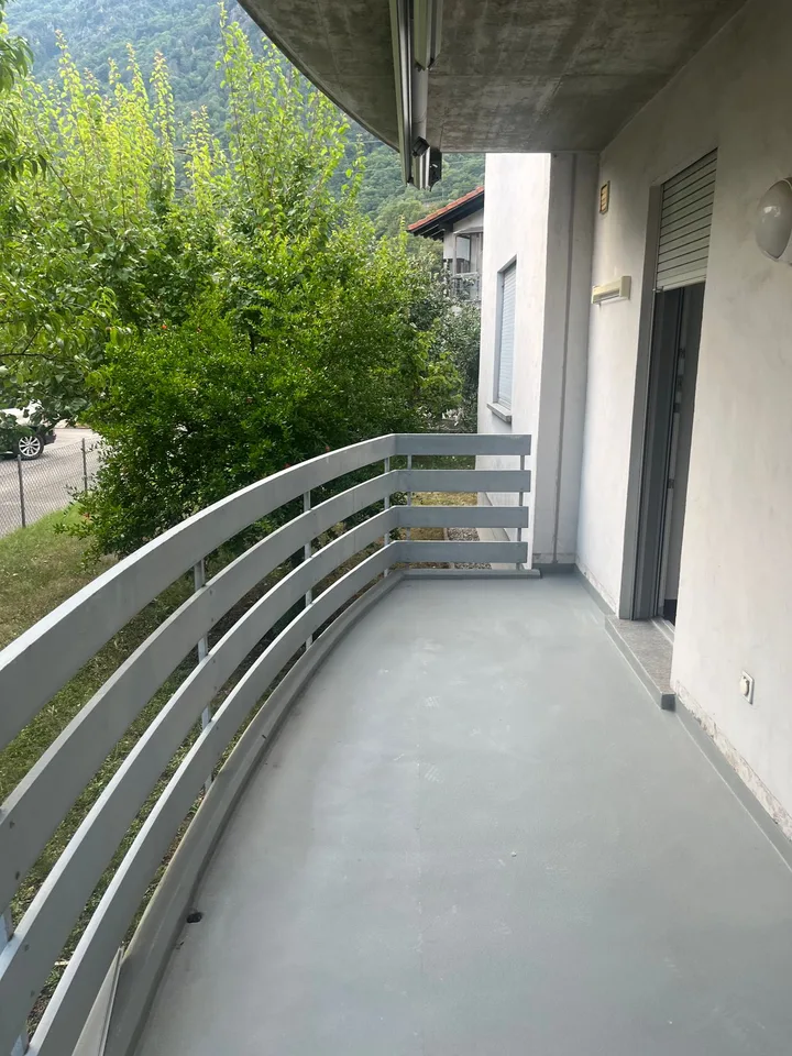 Große 130 m² Wohnung mit 3 Zimmern in Bellinzona Küche Wohnzimmer Waschküche mit Trockner Innen- und Außenparkplatz Platz und Garten Fr. 1'600.- alles inklusive ab 01.09.2026 076 482 28 76