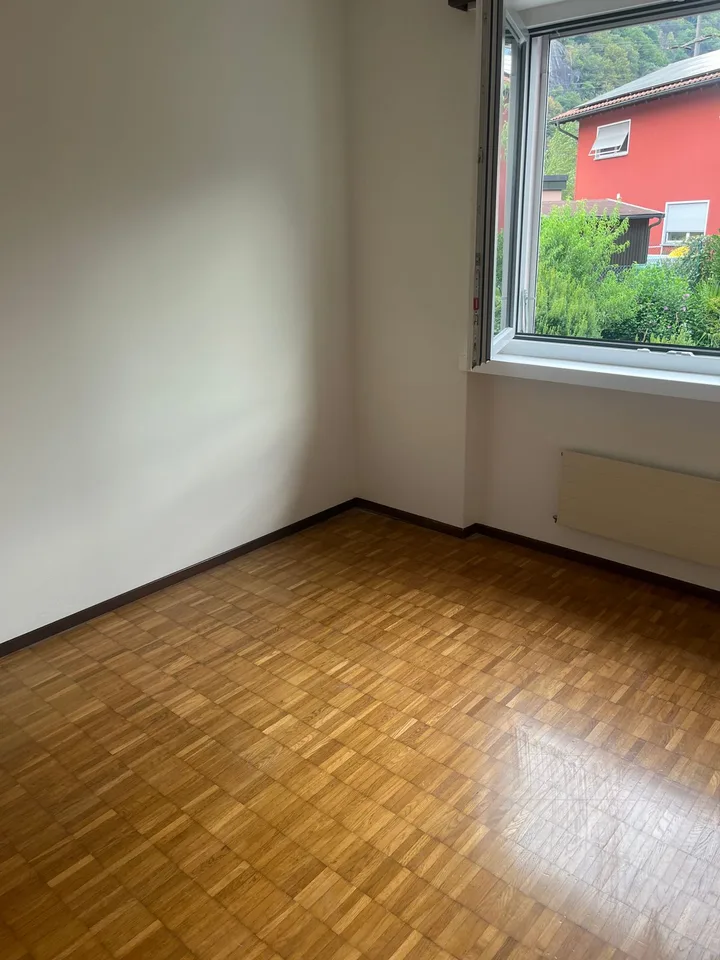 Ampio Appartamento di 130 mq con 3 Camere a Bellinzona Cucina Sala Lavanderia con asciugatrice parcheggio interno ed esterno piazzale e giardino Fr .1'600.- tutto compreso a partire dall 1'9.2026 076 482 28 76