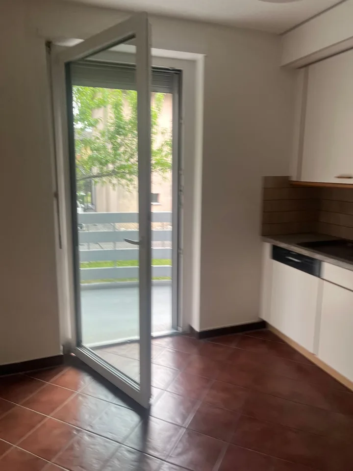 Große 130 m² Wohnung mit 3 Zimmern in Bellinzona Küche Wohnzimmer Waschküche mit Trockner Innen- und Außenparkplatz Platz und Garten Fr. 1'600.- alles inklusive ab 01.09.2026 076 482 28 76