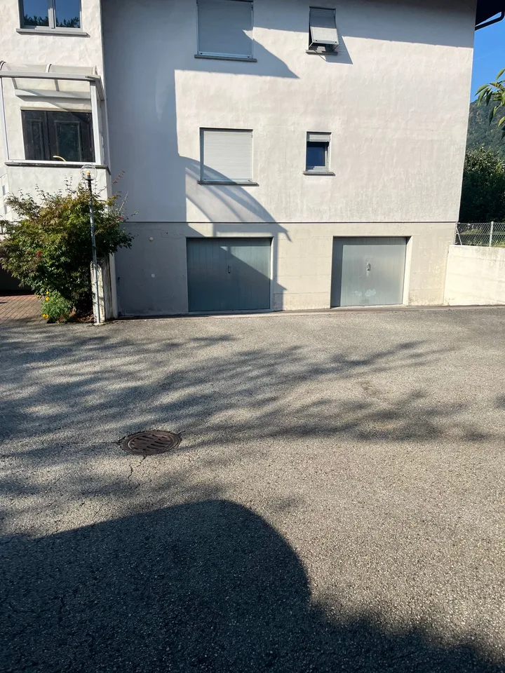 Große 130 m² Wohnung mit 3 Zimmern in Bellinzona Küche Wohnzimmer Waschküche mit Trockner Innen- und Außenparkplatz Platz und Garten Fr. 1'600.- alles inklusive ab 01.09.2026 076 482 28 76