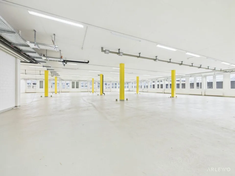 Spazio commerciale versatile con sala relax e terrazza