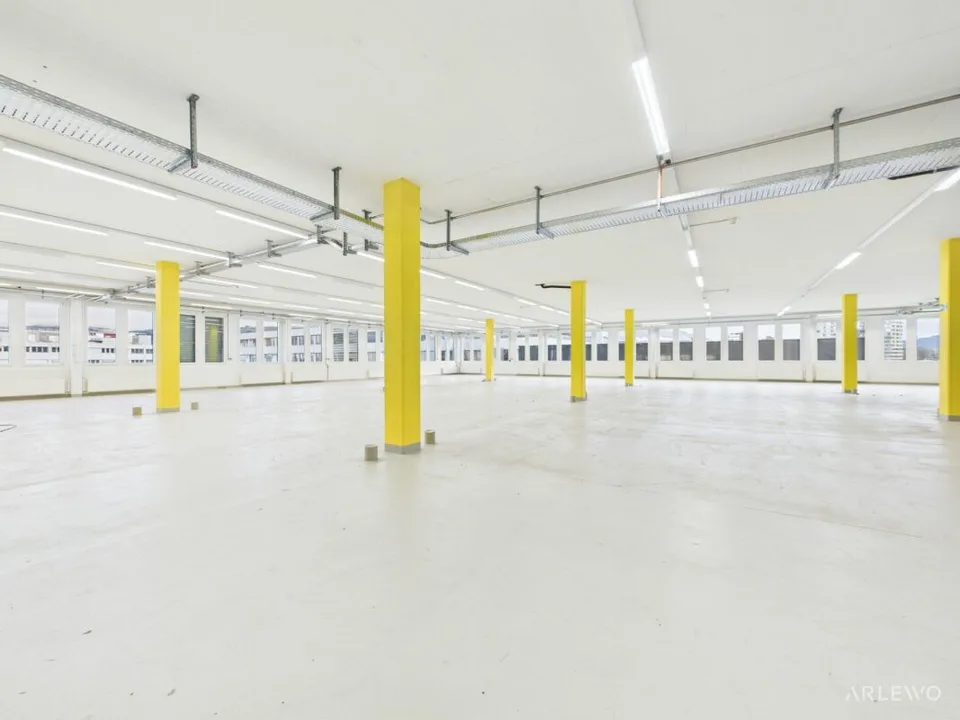 Spazio commerciale versatile con sala relax e terrazza