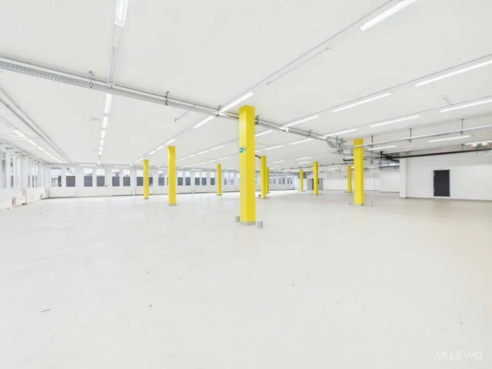 Spazio commerciale versatile con sala relax e terrazza