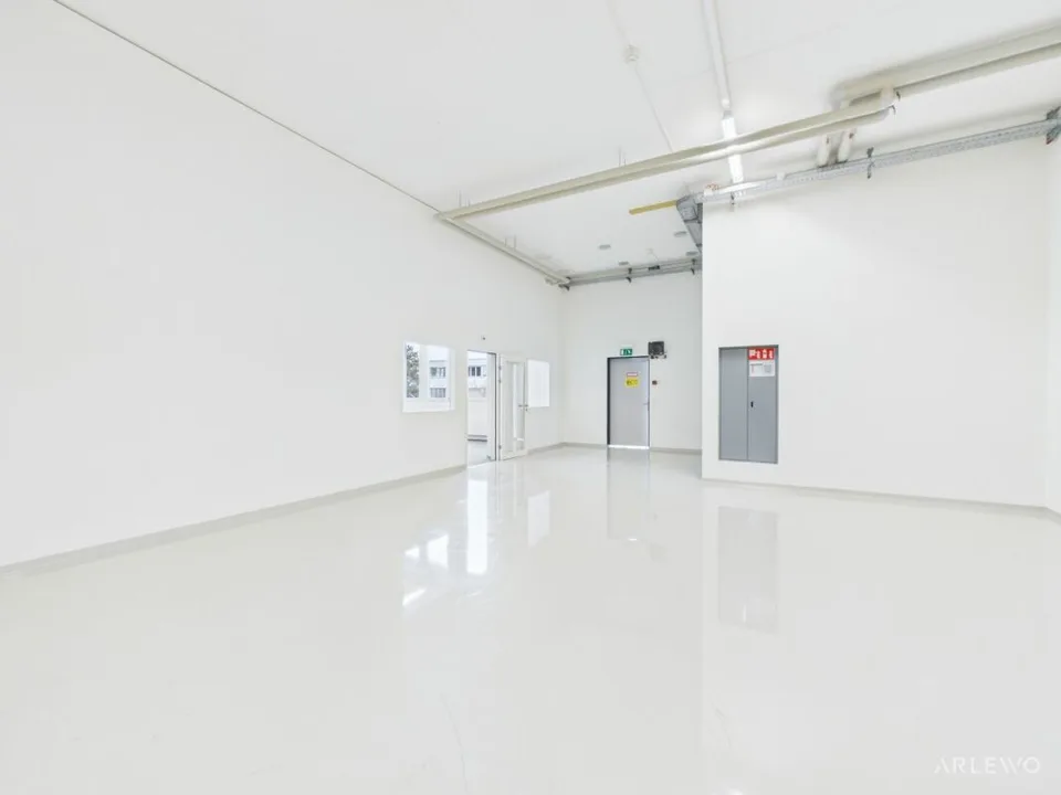 Grand espace commercial pour utilisation en laboratoire et production