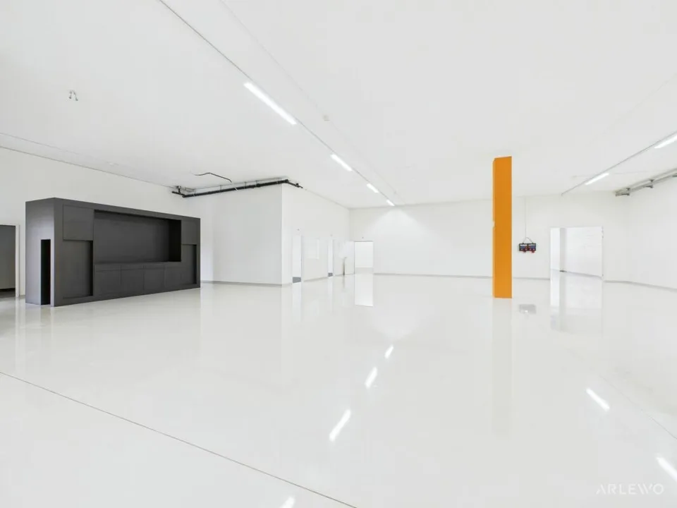 Grand espace commercial pour utilisation en laboratoire et production