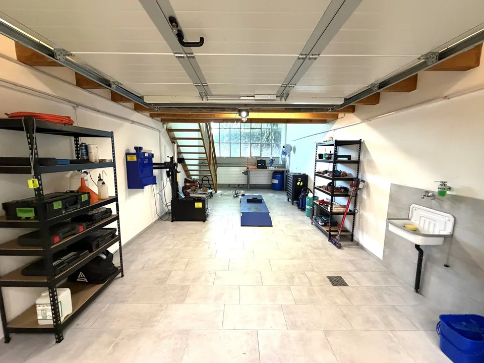 Box garage versatile con attrezzature di alta qualità - ideale per gli amanti delle moto