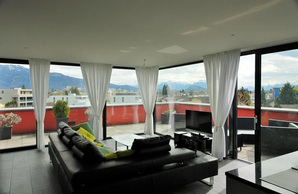 Appartement penthouse exclusif avec grande terrasse et vue imprenable sur les montagnes