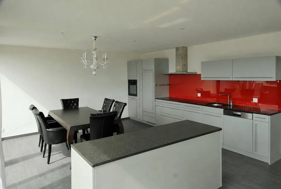 Appartement penthouse exclusif avec grande terrasse et vue imprenable sur les montagnes