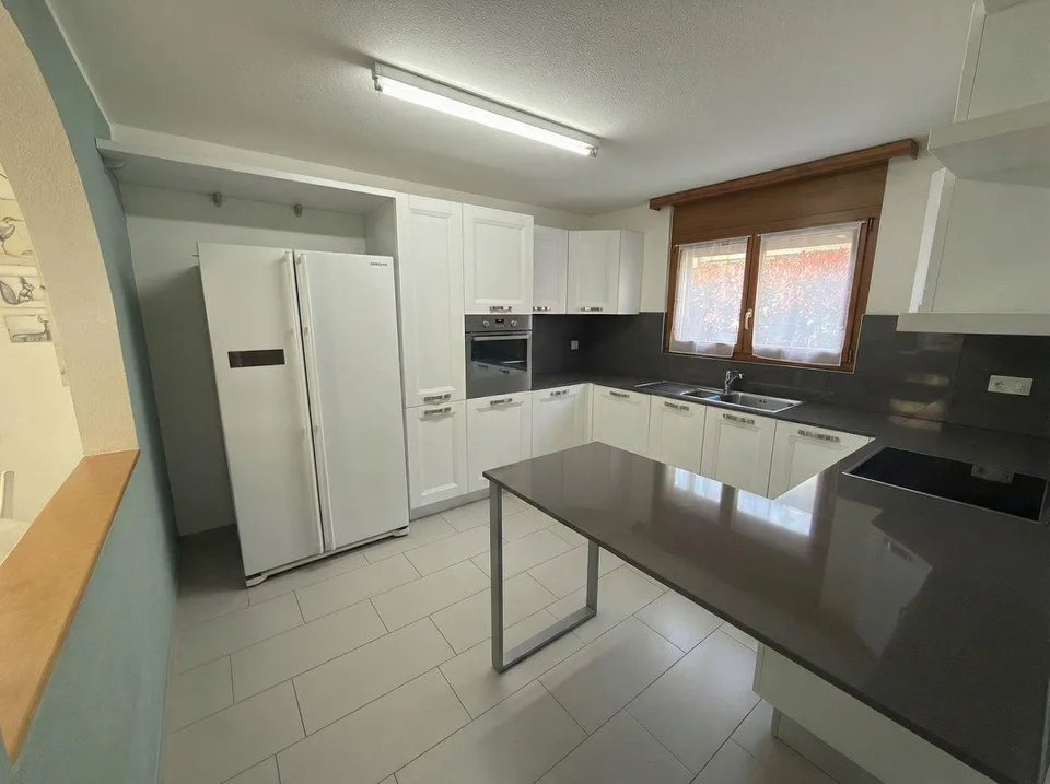 Einfamilienhaus mit 7.5 Zimmern, privatem Garten und 2 Parkplätzen