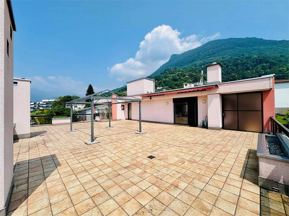 Attico di 3.5 locali di 145 m² con ampie terrazze e vista aperta